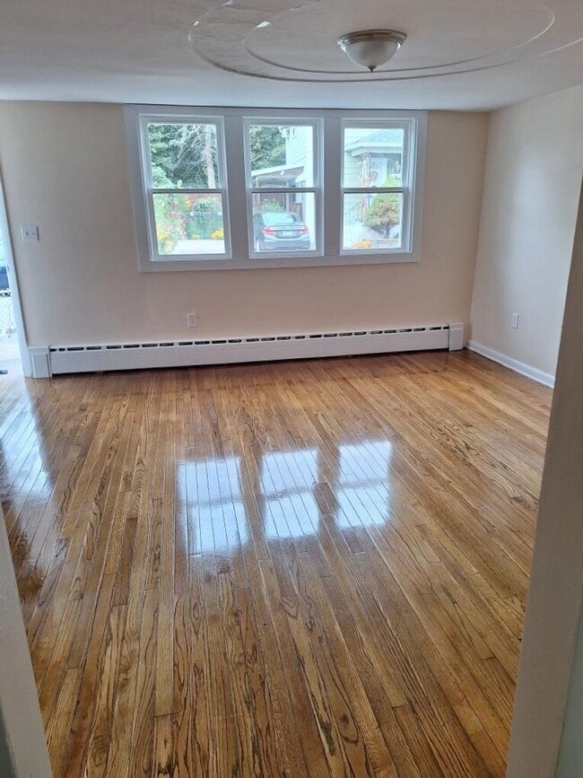 Building Photo - Large 2 Bed/1 Bath Single Family Home - $1...