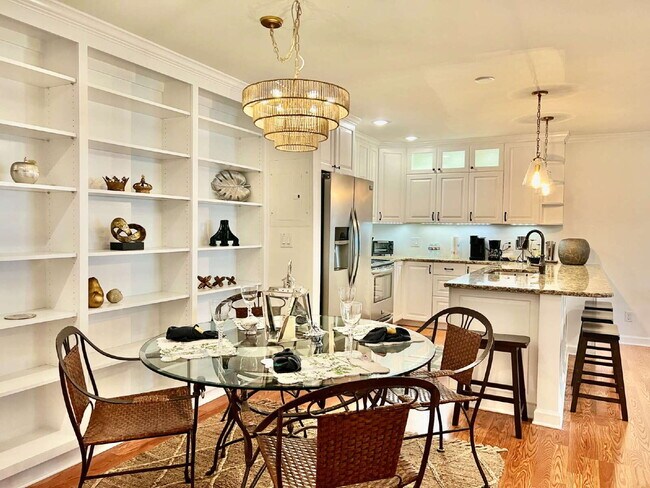 Building Photo - FULLY FURNISHED LUXURY CONDO!
