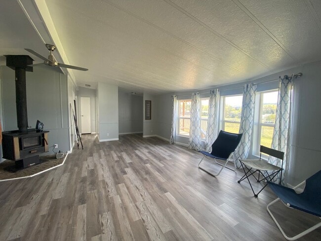 Building Photo - Updated 3 bedroom 2 bath home in Dallesport.