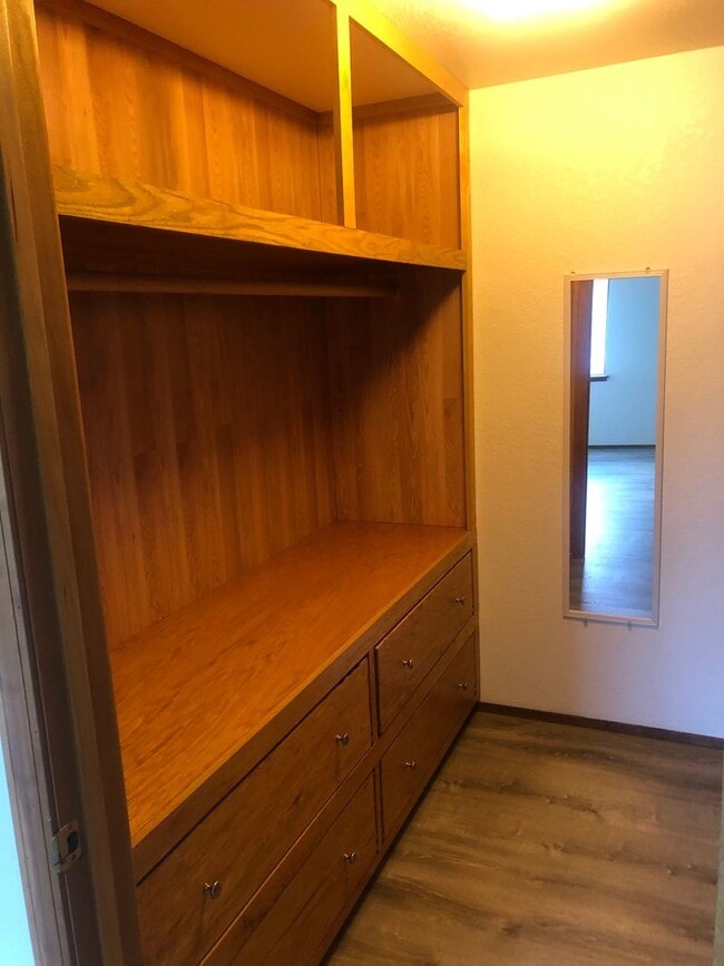 Building Photo - 2 Bed/1 Bath, 1000 SqFt, Utilities Pd, Fireplace, Vaulted Ceilings, More!