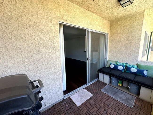 Building Photo - Spacious Upper level 1 bed -1 bath with parking and pool in Encino
