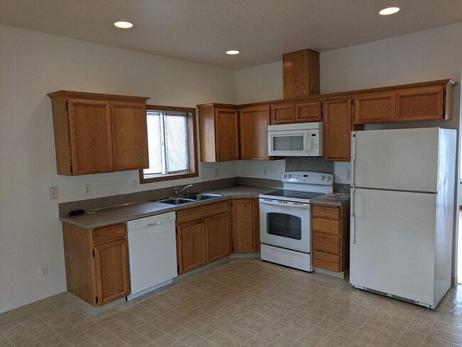 Building Photo - Conveniently located 3 bedroom Home