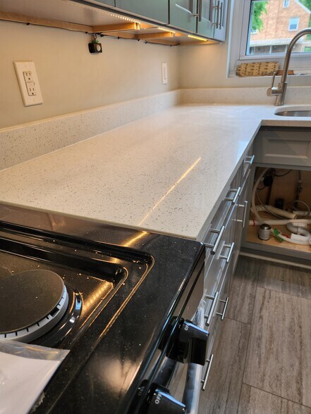 Quartz Countertops (Kitchen) - 905 Benton Ave