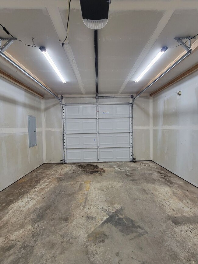 Building Photo - Freshly Painted Duplex in the Heart of Sil...