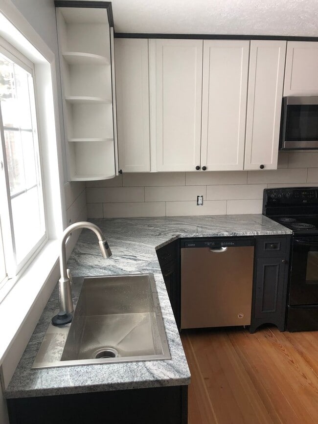 Building Photo - Newly updated 2 bedroom in excellent location!!