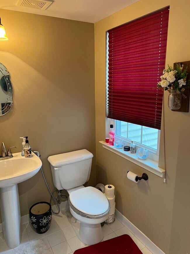 Building Photo - Stunning 2 bedroom and 3 Bathroom Townhome Style Condo / w Pool