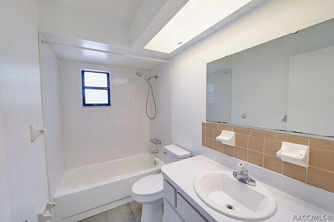 Building Photo - 512 long ave