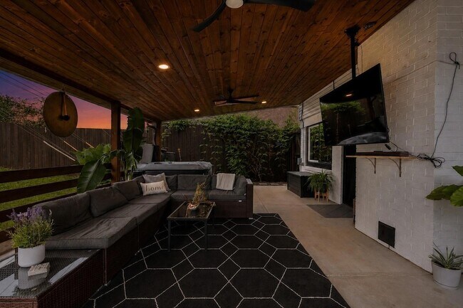 Building Photo - 208 Skyloop Dr