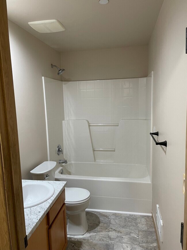 Building Photo - 3010 Everett Ave