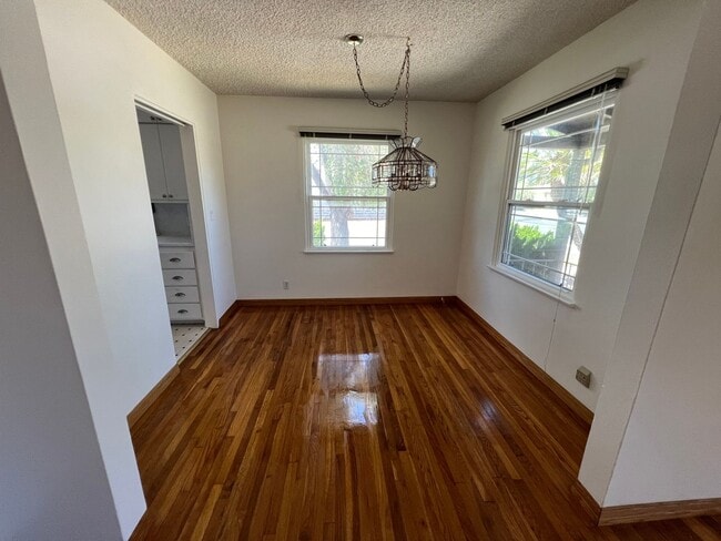 Building Photo - LOCATION LOCATION!!! 5th & I St, Large House, 2BR+Den+(Optional 3BR) w/ 2 car Garage