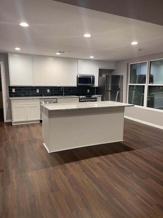 Building Photo - 400 Graham Ave