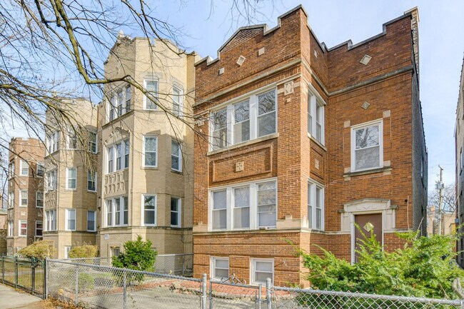Building Photo - 6435 N Leavitt St