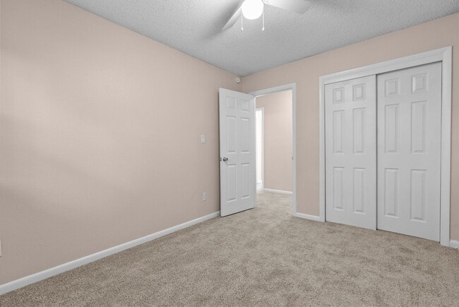 Building Photo - VB Townhouse 3 bedroomReady for quick move in