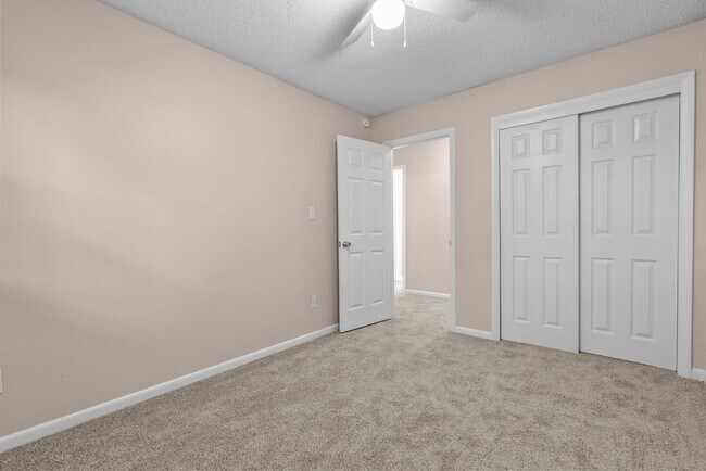 Building Photo - VB Townhouse 3 bedrooms