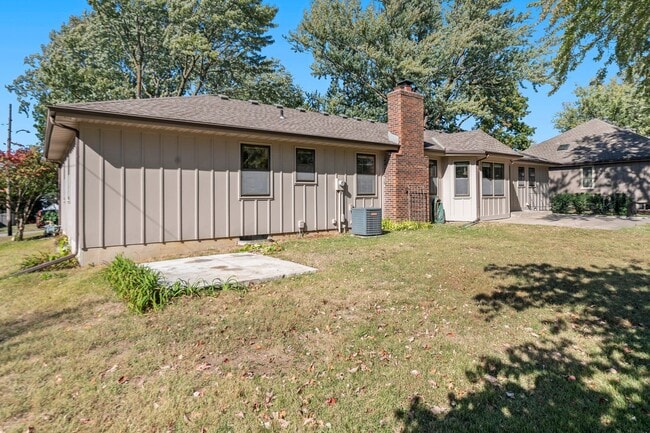 Building Photo - Charming 3 Bed 2.5 Bath Raised Ranch