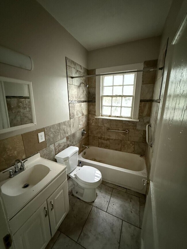 Building Photo - 3Bed, 1Bath Home in North Jackson
