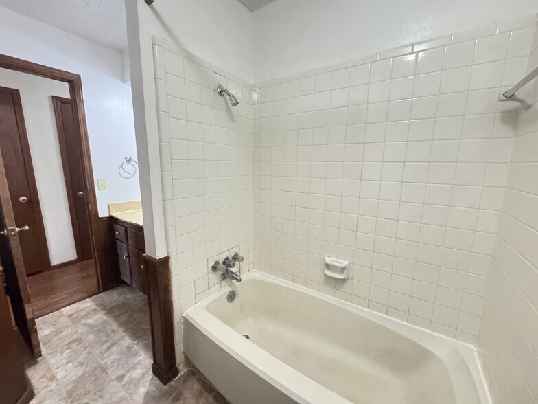 Building Photo - 9915 Larkspur Ln