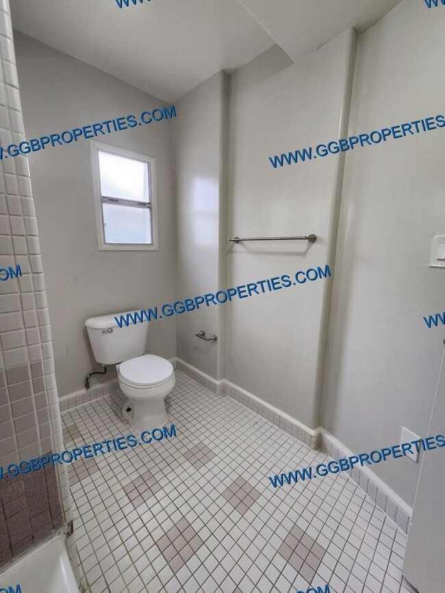 Building Photo - ** Self Guided Tour **Belmont Shores Updat...