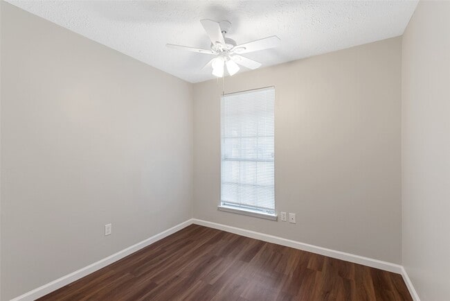 Building Photo - 743 Deercrest St