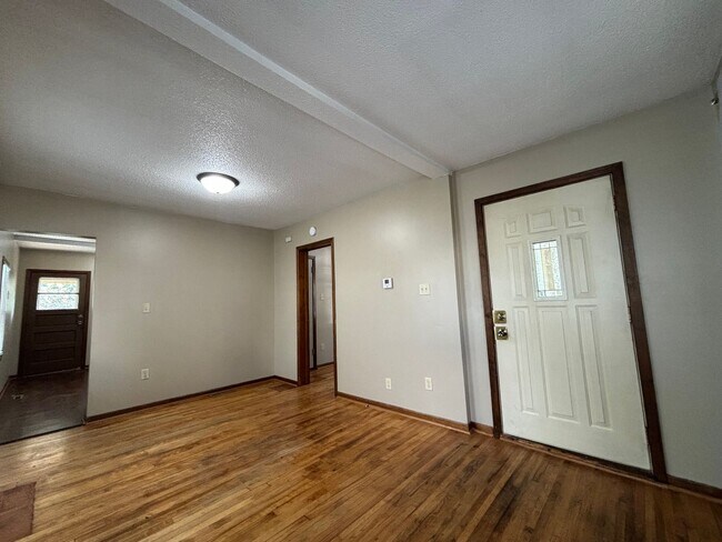 Building Photo - Single Family Home located south of Como Park! Apply TODAY!