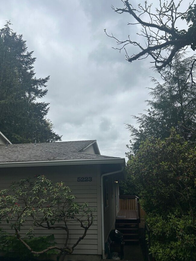 Building Photo - SW Portland 2 BD Home with Garage & Outdoor Space