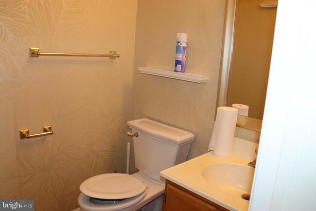 Building Photo - 323 Country Club Dr
