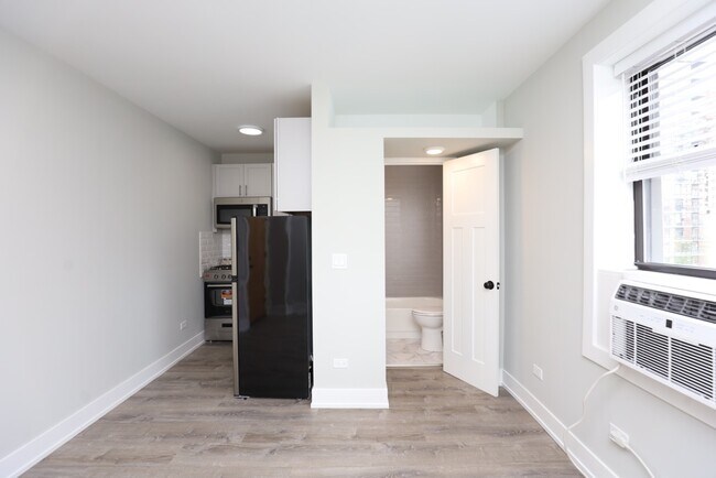 Building Photo - 508 W Belmont Ave