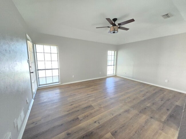 Building Photo - Stunning 4-bd 2.5 bath