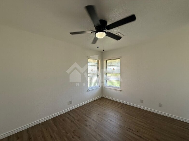 Building Photo - 4907 Stoneleigh Dr