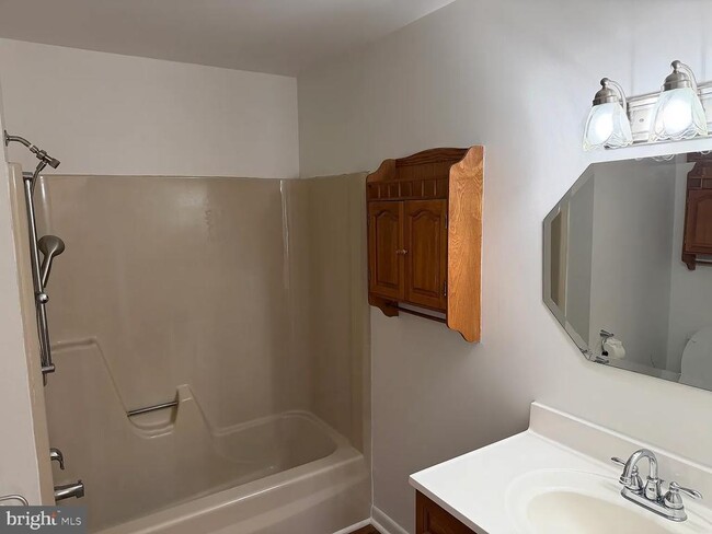 Building Photo - 108 S Carolina Rd