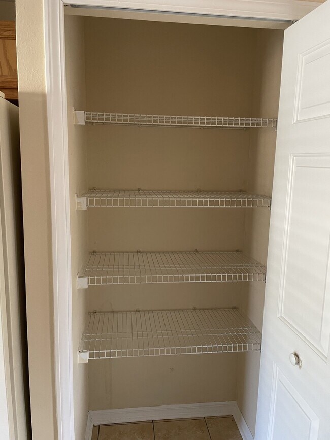 Building Photo - 3 Bedroom, 2 Bath Available Now in Beautif...