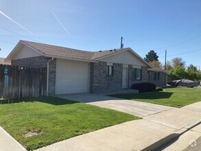 Building Photo - Nicely Updated Townhome In A Small Town