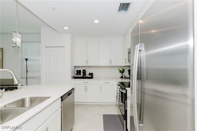 Building Photo - 15285 Grn Acrs Ave