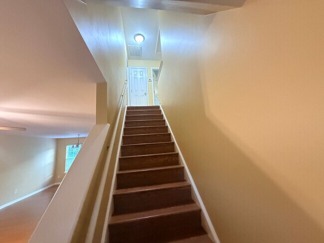 Building Photo - Beautiful private home!!