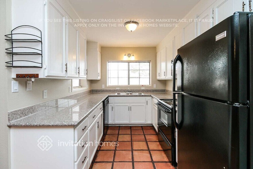 Building Photo - 687 E Del Rio St