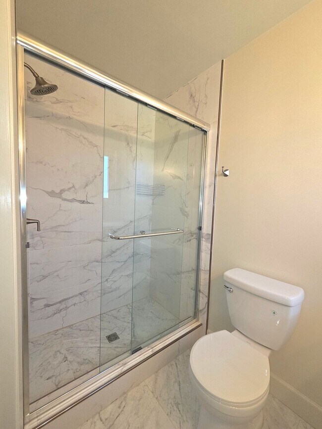 Building Photo - Beautiful 3 bedroom, 2 bath home available now