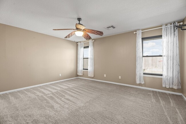 Building Photo - 5817 Vineyard Hill Dr