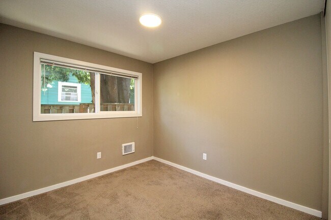 Building Photo - 4232-4232 SE Cesar Estrada Chavez Blvd