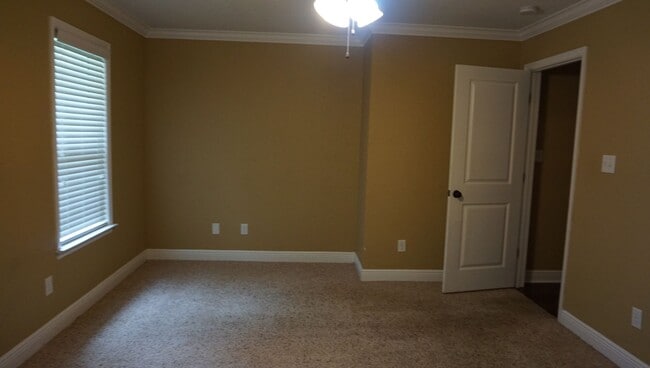 Building Photo - 4 bedroom in Crestwood-convenient location