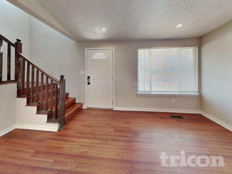 Building Photo - 2255 Howard Dr