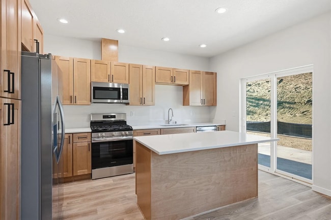 Building Photo - Stylish New Duplex with Scenic Surroundings