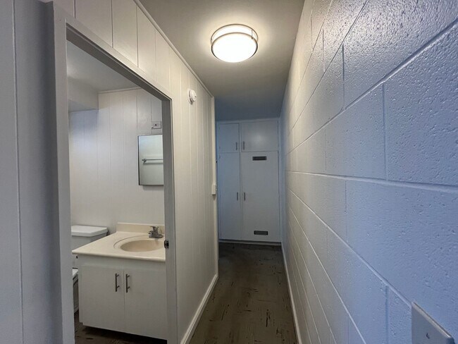 Building Photo - R1171