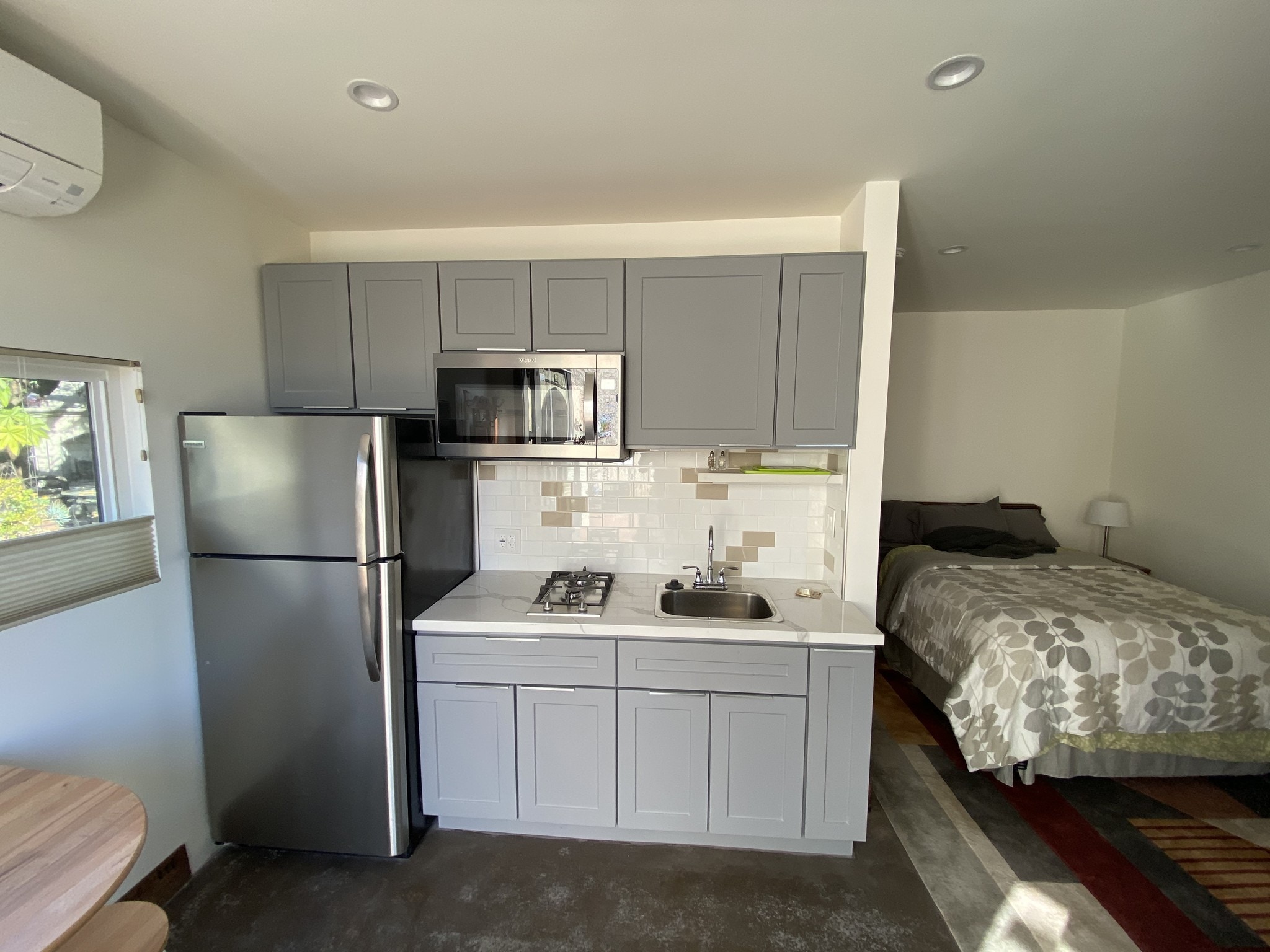 new fullsize refrigerator - granite + cookto - 2258 Overland Ave