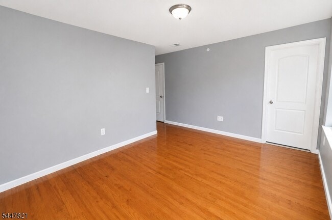 Building Photo - 572 S 11th St
