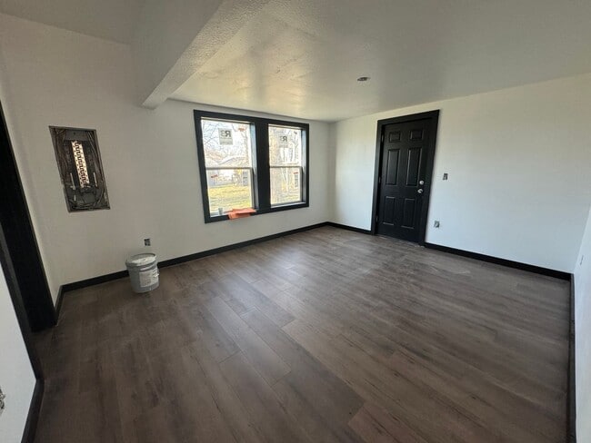 Building Photo - Newly remodeled 3 bedroom 2 bath across from Park!