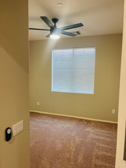 Building Photo - 6868 Sky Pointe Dr