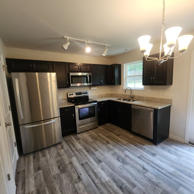 Building Photo - 4 Bedroom House with Double Garage FOR REN...