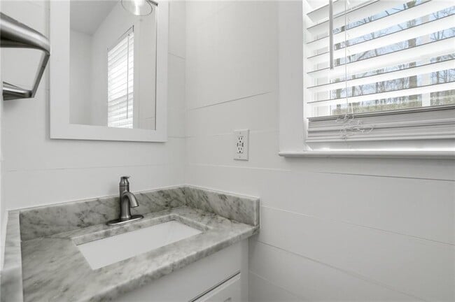 Building Photo - 313 Summit Ridge Dr