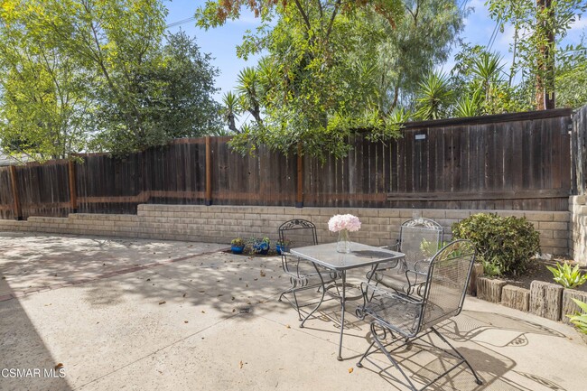 Building Photo - 865 W Hillcrest Dr