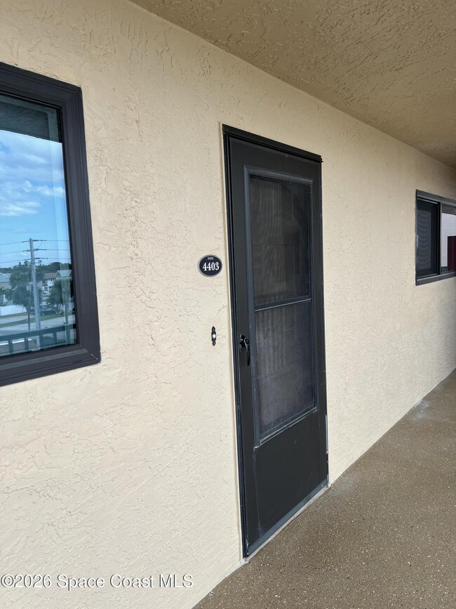 Building Photo - 8494 Ridgewood Ave